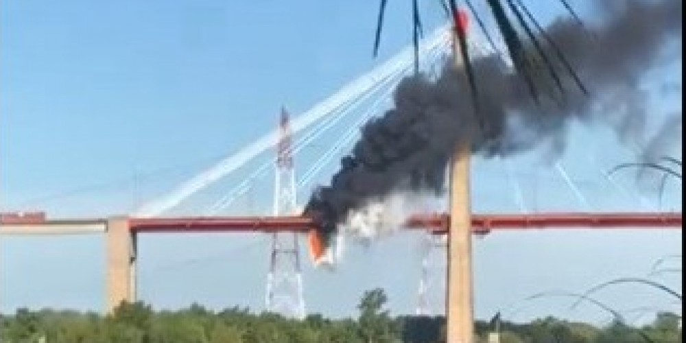 Un camión se prendió fuego arriba del puente Zárate-Brazo Largo