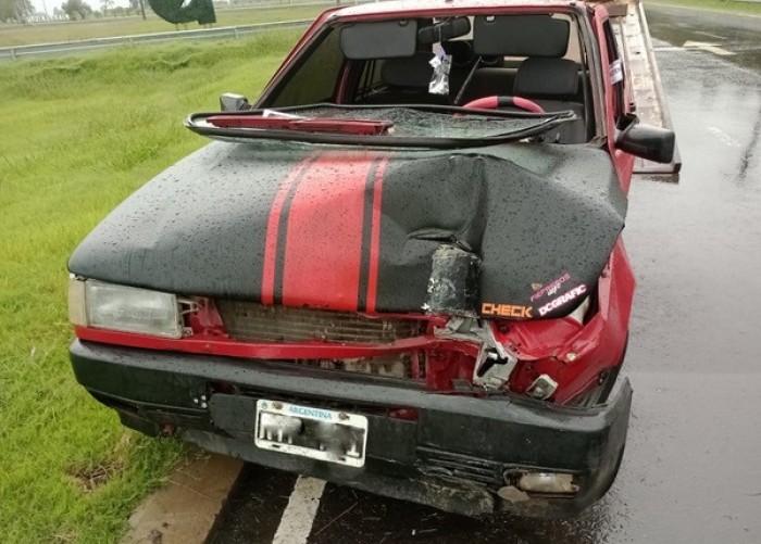 Un coche bajo la lluvia despistó en el ingreso a Urdinarrain y chocó contra una Columna