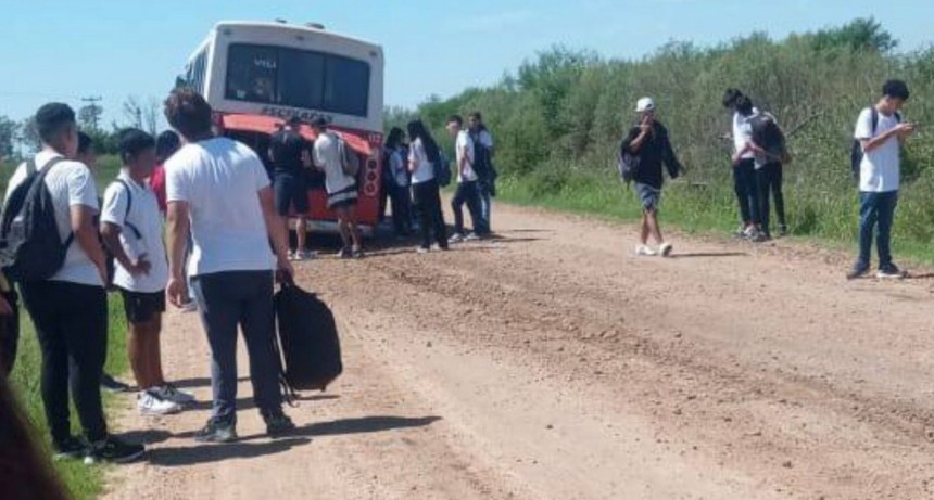 Un Colectivo Escolar perdió su rueda trasera y no volcó de milagro