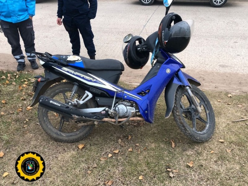 Una moto con dos jóvenes volcaron con su moto. No sufrieron lesiones