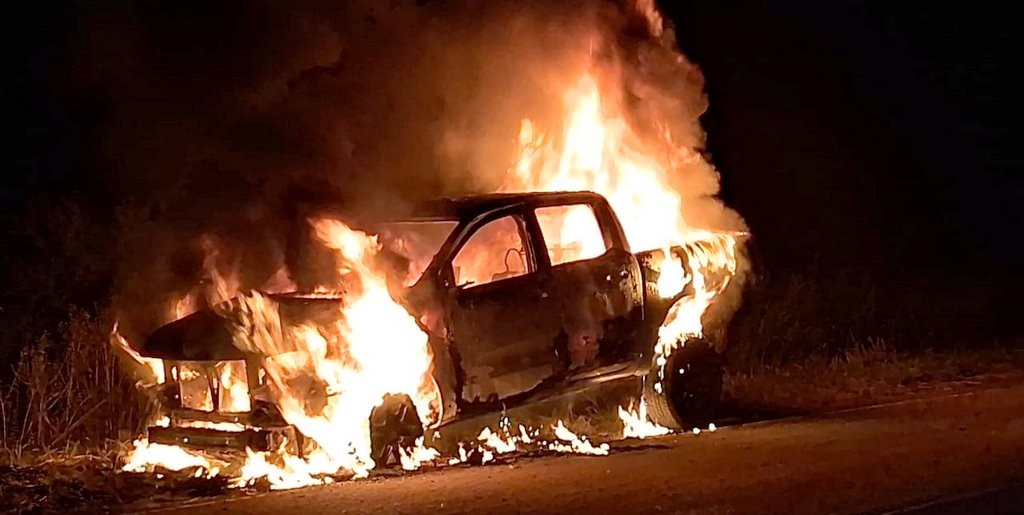 VORAZ INCENDIO TERMINÓ CON UNA CAMIONETA EN RUTA 51, ZONA URDINARRAIN