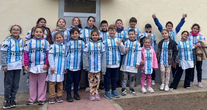 Donan Camisetas de Argentina a cada uno de los alumnos de una Escuela