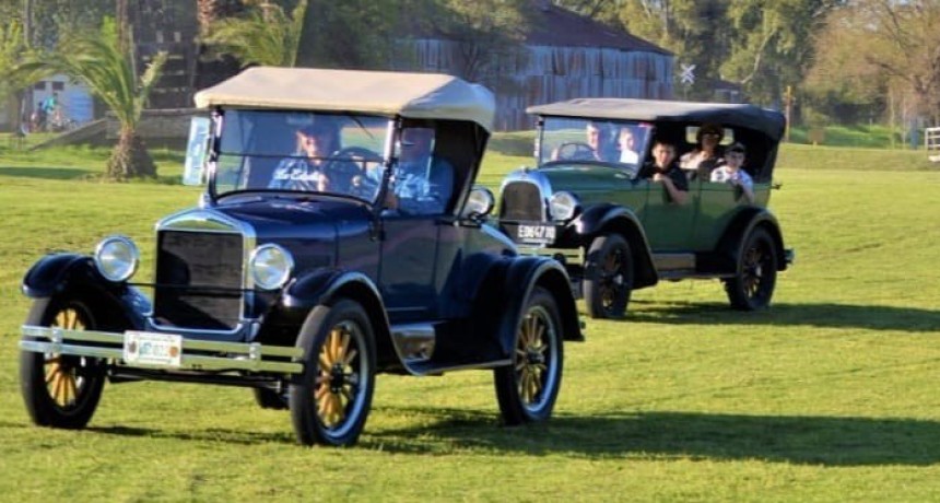 Encuentro y exposición de autos clásicos y antiguos