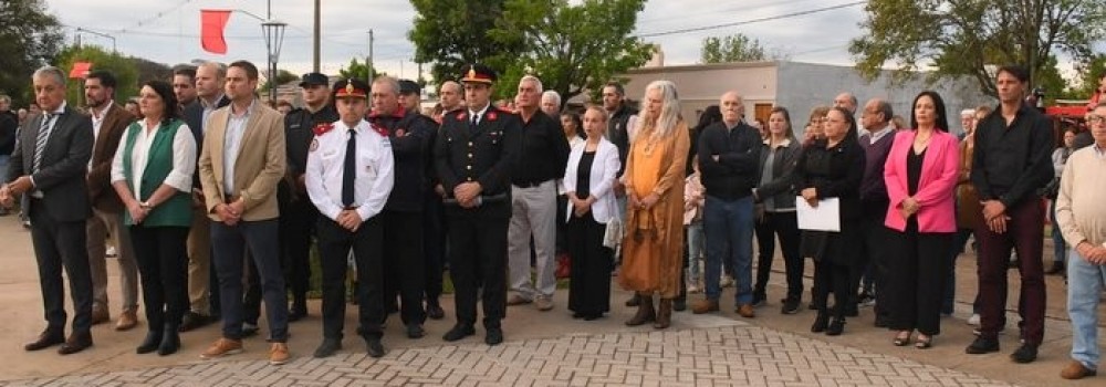 SE INAUGURÓ LA PLAZOLETA DEL BOMBERO EN URDINARRAIN