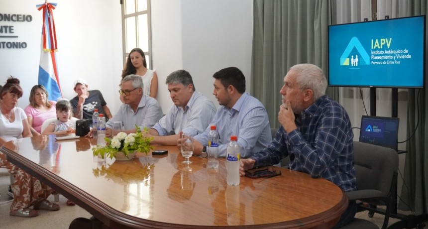 Familias de Aldea San Antonio recibieron la escritura de su casa