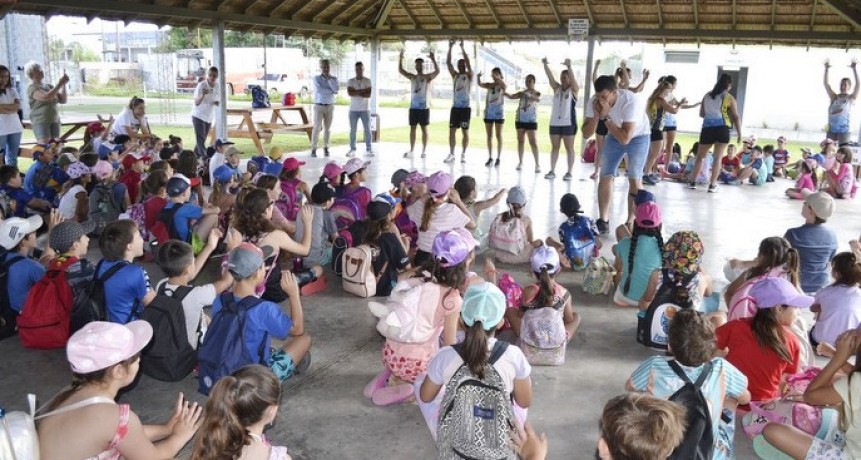 Los Clubes Juventud y Deportivo Urdinarrain inauguraron la temporada de Colonia de Verano