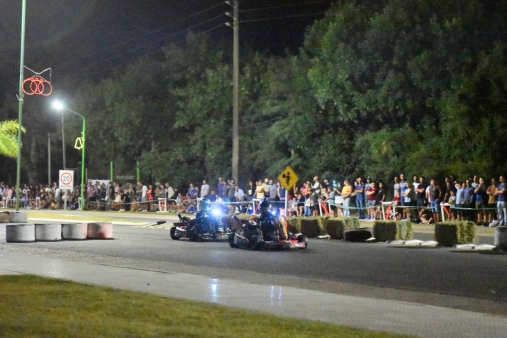 Ayrton Mogni en el Karting callejero nocturno en Pueblo Belgrano