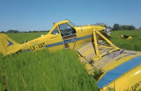 Una avioneta aeroaplicadora cayó a tierra en Villa Mantero