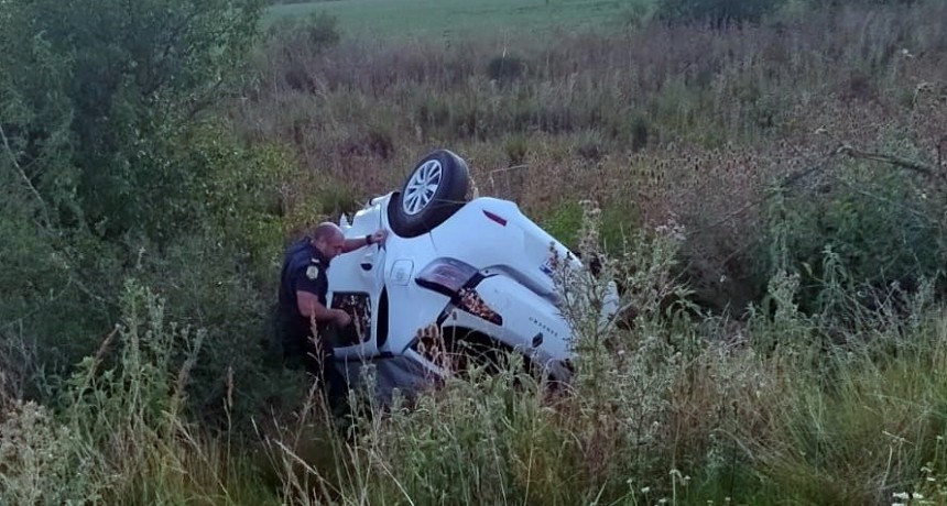 VIOLENTO VUELCO DE UN COCHE EN RUTA 20, FRENTE A ESTACION ESCRIÑA