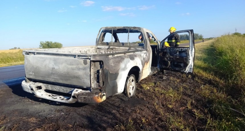 Se incendió una camioneta de urdinarrain en Ruta 20, cerca de Colonia La Joya