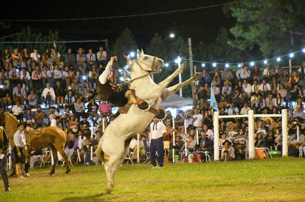 33º FIESTA PROV DEL CABALLO EN URDINARRAIN - ULTIMA NOCHE