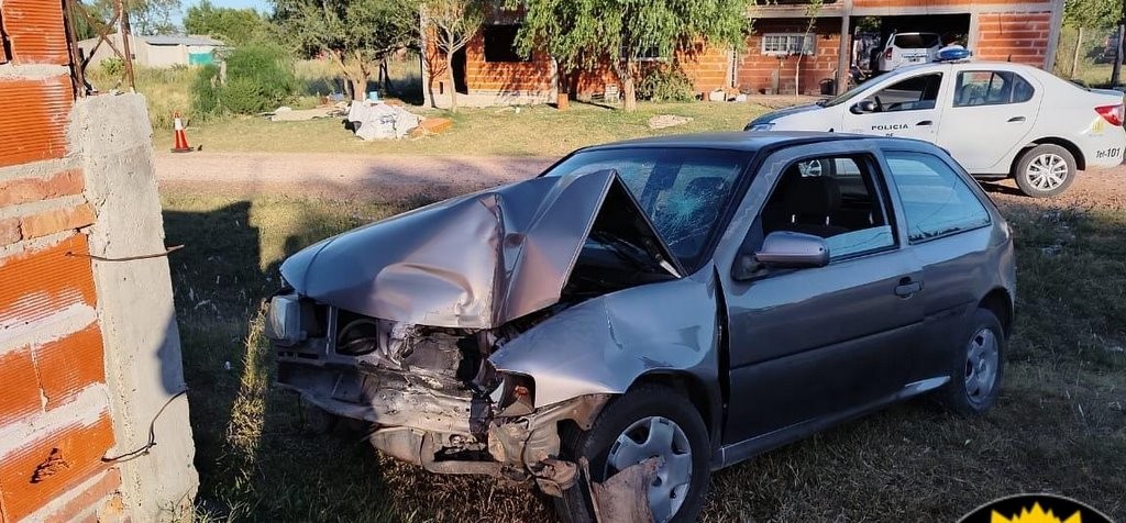 Un joven pierde el control de su automóvil  y choca contra una obra en construcción