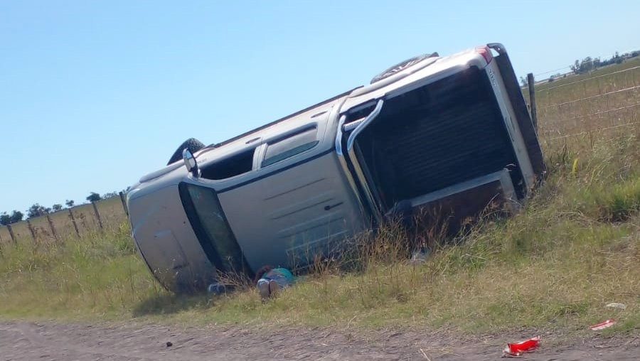 Vuelco en camino vecinal a metros del Cementerio Urdinarrain y Ruta 20