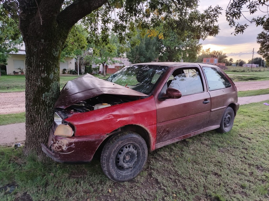 En la madrugada de Urdinarrain: Tremendo choque contra un árbol