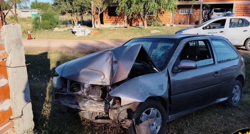 Un joven pierde el control de su automóvil  y choca contra una obra en construcción