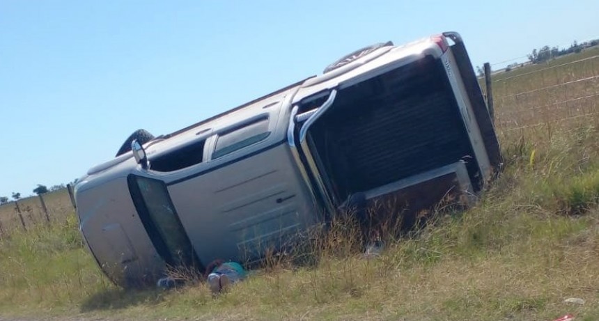 Vuelco en camino vecinal a metros del Cementerio Urdinarrain y Ruta 20