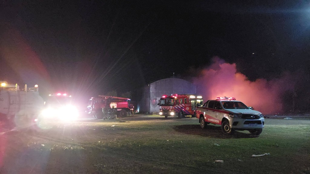 TREMENDO INCENDIO DESTRUYÓ POR COMPLETO LA PLANTA DE RECICLAJE DEL MUNICIPIO DE URDINARRAIN