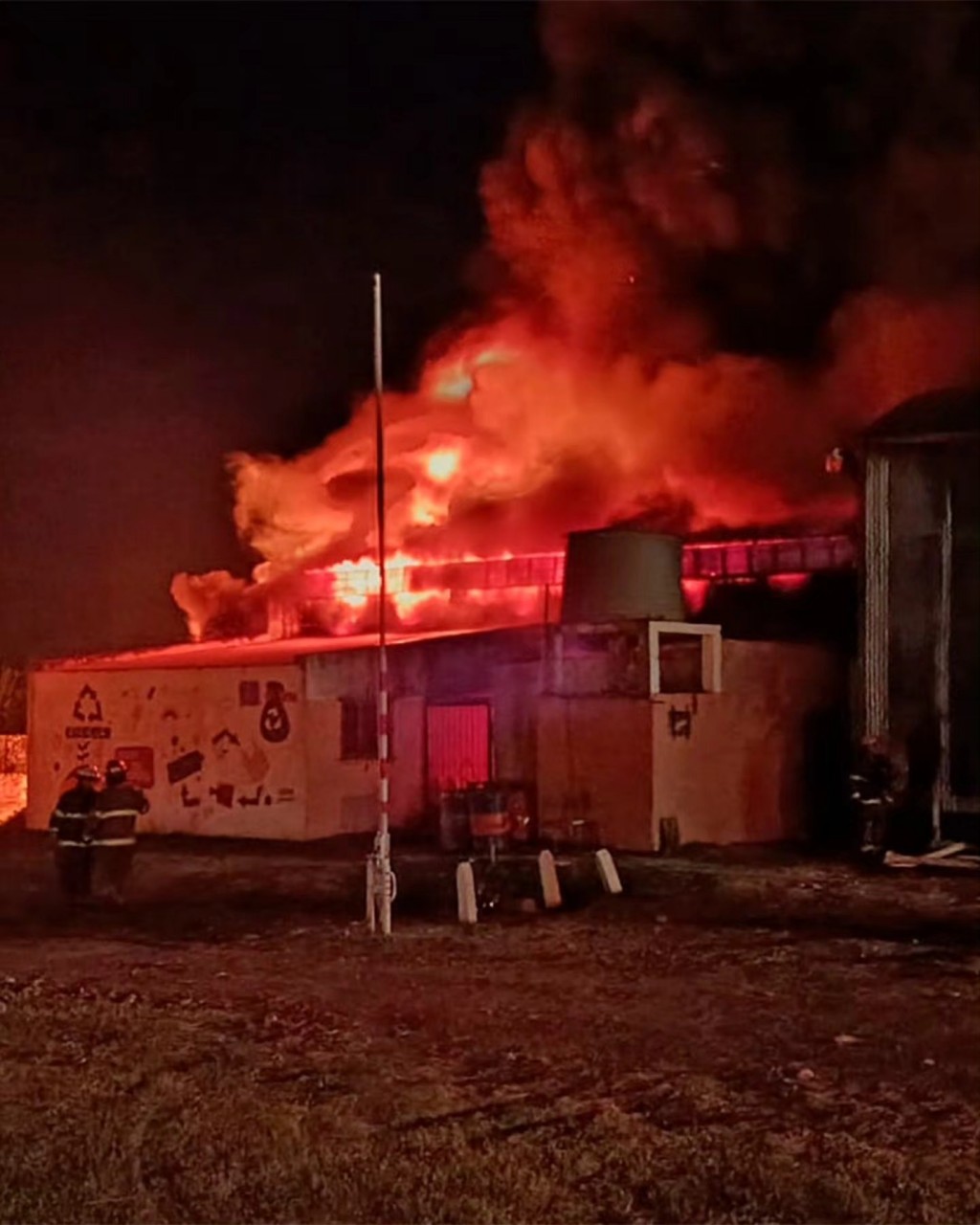 TREMENDO INCENDIO DESTRUYÓ POR COMPLETO LA PLANTA DE RECICLAJE DEL MUNICIPIO DE URDINARRAIN