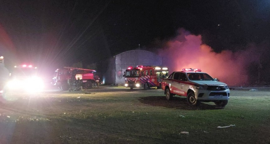 TREMENDO INCENDIO DESTRUYÓ POR COMPLETO LA PLANTA DE RECICLAJE DEL MUNICIPIO DE URDINARRAIN