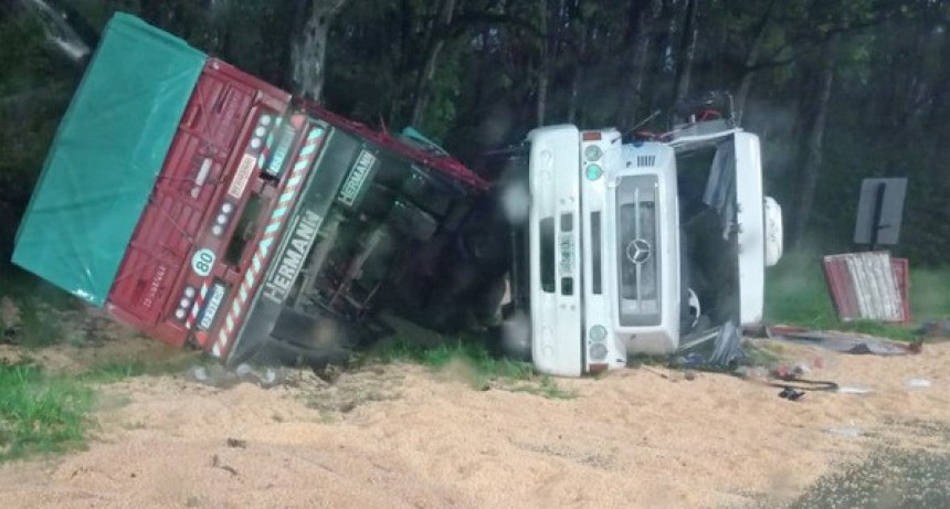 Un camión cargado volcó en Ruta P20 y acceso a A.San Antonio