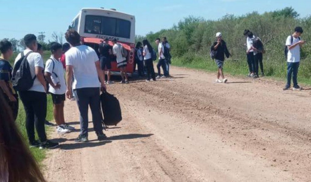 Un Colectivo Escolar perdió su rueda trasera y no volcó de milagro