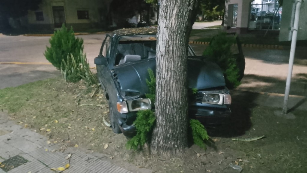 EN LA MADRUGADA: CHOQUE FRENTE AL MUNICIPIO DE URDINARRAIN