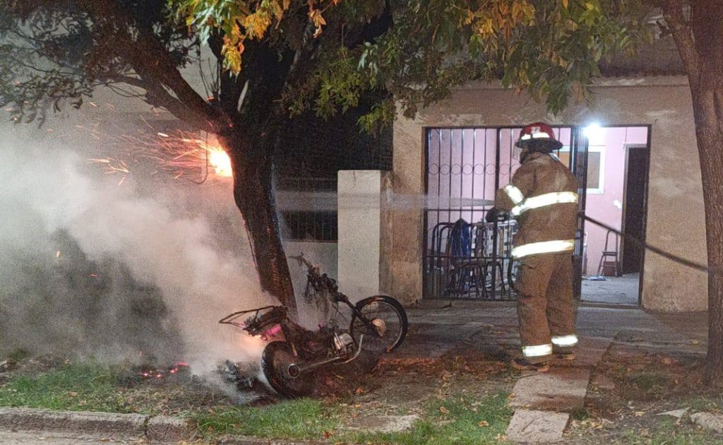 Se incendi&oacute; una moto frente a un domicilio