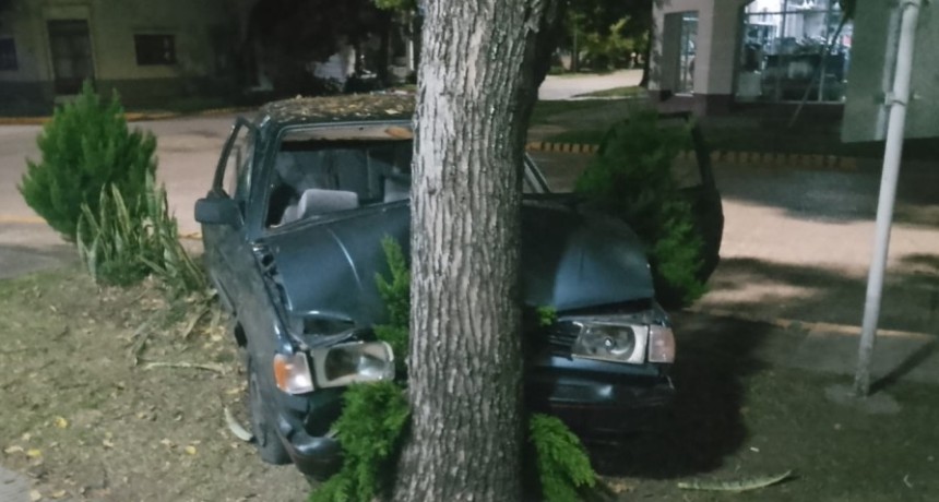 EN LA MADRUGADA: CHOQUE FRENTE AL MUNICIPIO DE URDINARRAIN