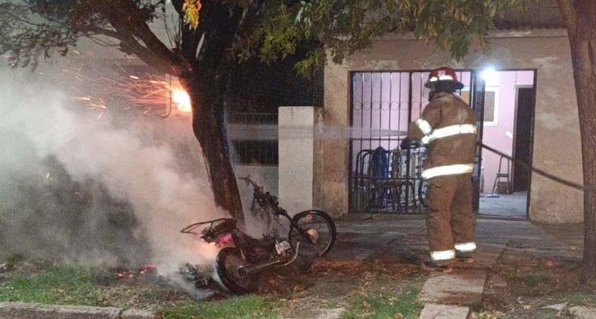 Se incendi&oacute; una moto frente a un domicilio