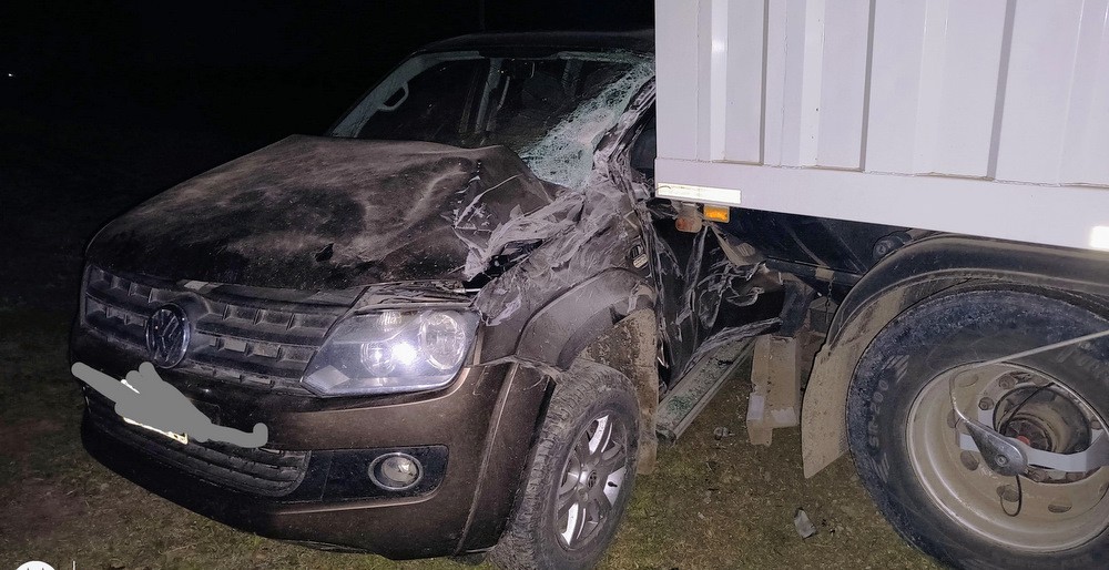Tres jóvencitos que viajaban en una camioneta chocaron un acoplado estacionado en A.S.Antonio