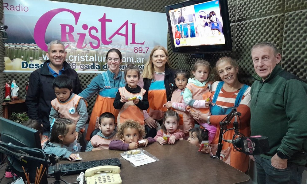 NIÑOS DEL JARDIN SEMILLITAS VISITARON RADIO CRISTAL