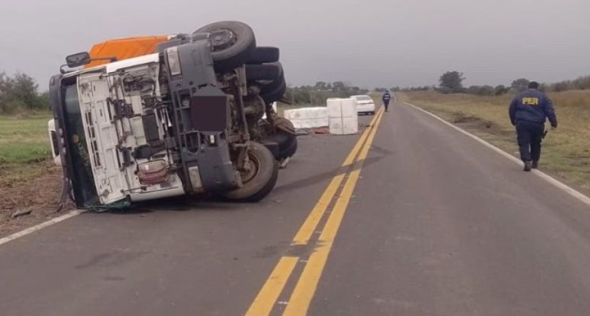 Volc&oacute; un cami&oacute;n sobre Ruta Provincial 20 y no hubo personas lesionadas