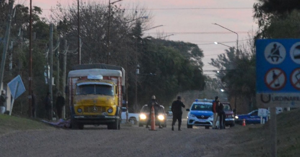 TRAGEDIA EN EL ACCESO A URDINARRAIN; UN CAMIONERO MURIÓ APLASTADO POR SU PROPIO CAMIÓN