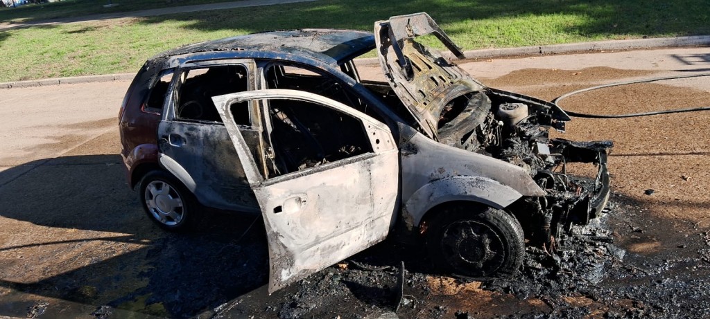 Un Auto fue devorado por las llamas en el centro de Urdinarrain
