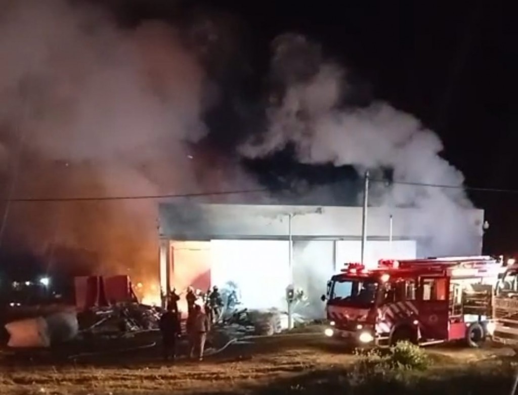 Tremendo Incendio en un Galpón de reciclado de cartón en Barrio Jesus Obrero Urdinarrain