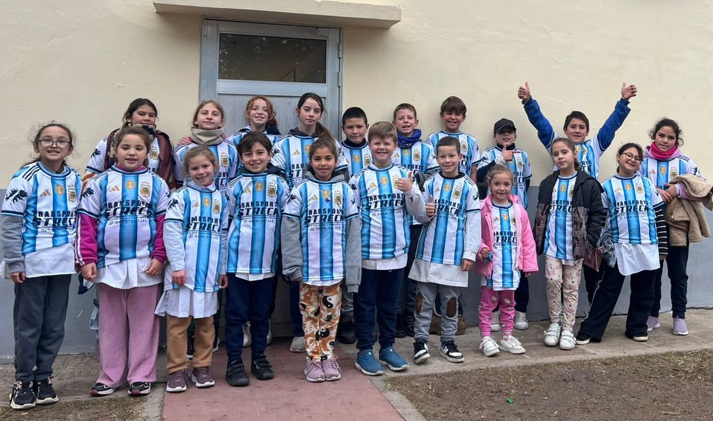 Donan Camisetas de Argentina a cada uno de los alumnos de una Escuela