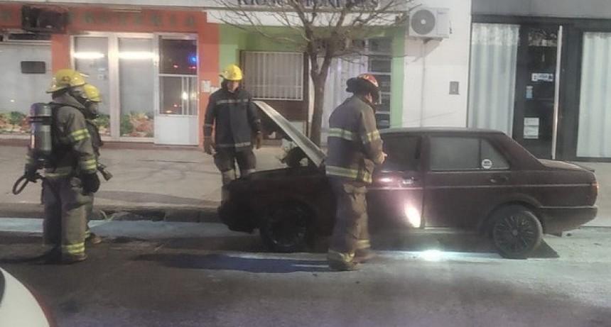 En la madrugada se incendió un automóvil en pleno centro de Urdinarrain