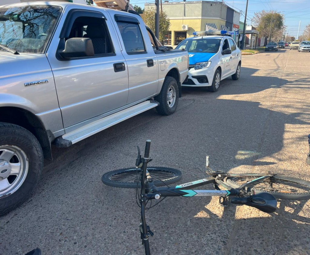 Un ciclista resultó con fractura de cadera al caer al pavimento en zona céntrica de Urdinarrain