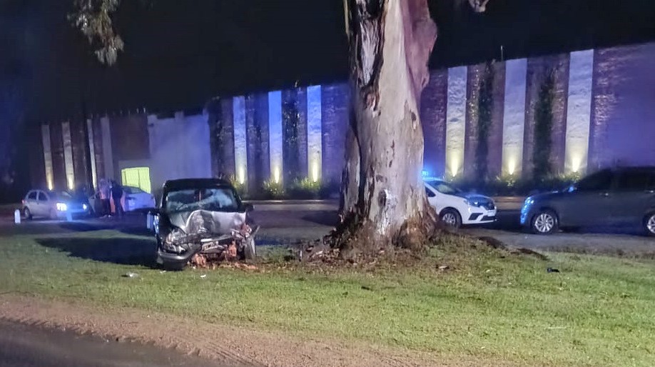 Un joven de Urdinarrain resultó herido tras chocar de frente contra un árbol en R.P.20 Frente al Cementerio