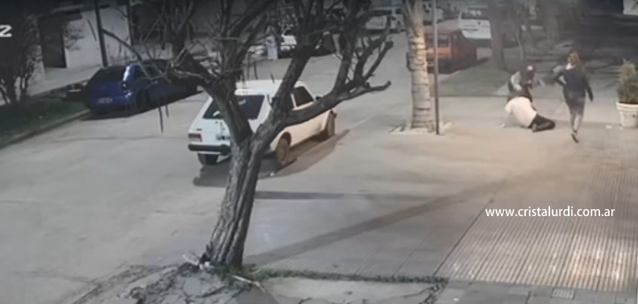 BRUTAL GOLPIZA A UNA JOVEN Y SU NOVIO A LA SALIDA DE UN BOLICHE EN URDINARRAIN