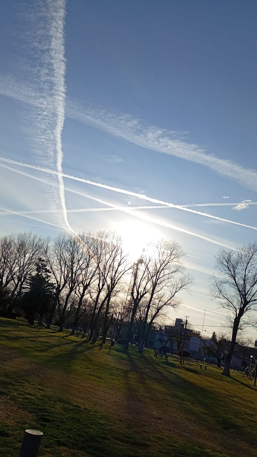 Estelas de aviones en el cielo llamaron la atención de los vecinos