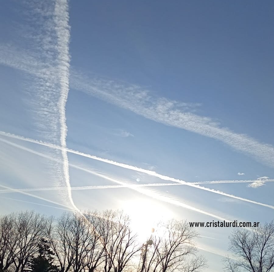 Estelas de aviones en el cielo llamaron la atención de los vecinos