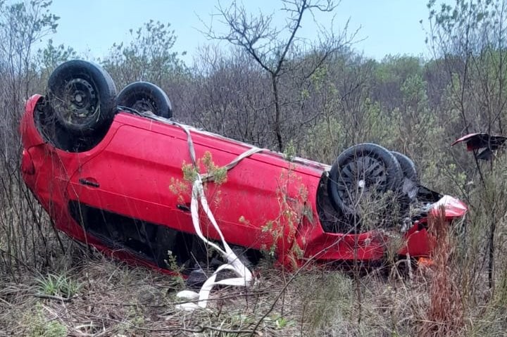 🚨 Despiste y vuelco en Ruta Provincial N°20 frente acceso A.S.Antonio