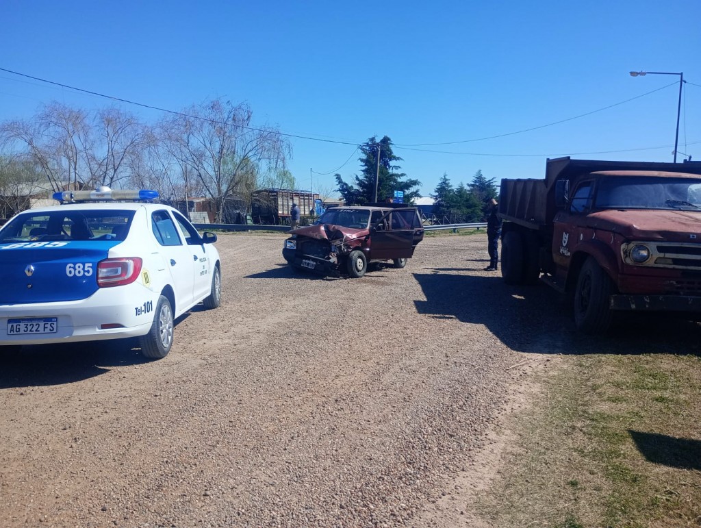 Accidente de Tránsito con un Camion Municiapl y un automóvil