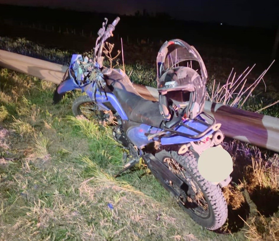 Siniestro vial en Ruta 20: un motociclista sufrió fractura tras perder el control del rodado