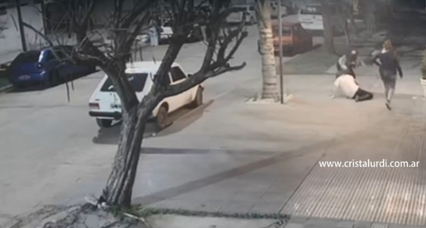 BRUTAL GOLPIZA A UNA JOVEN Y SU NOVIO A LA SALIDA DE UN BOLICHE EN URDINARRAIN