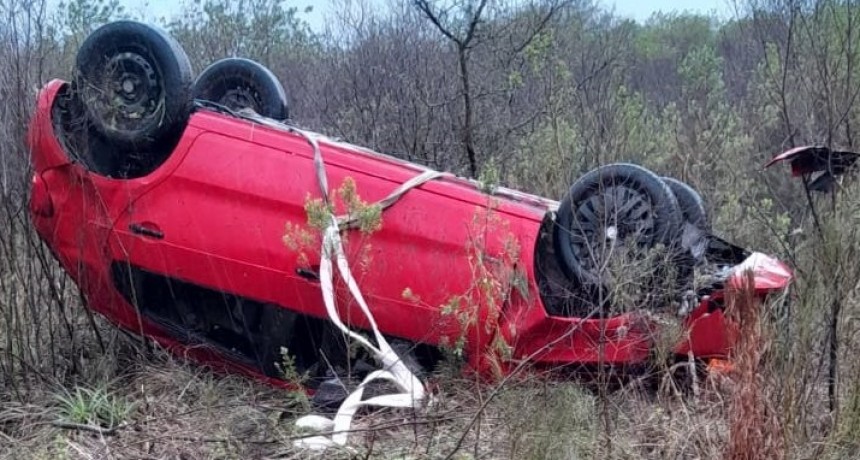 🚨 Despiste y vuelco en Ruta Provincial N°20 frente acceso A.S.Antonio