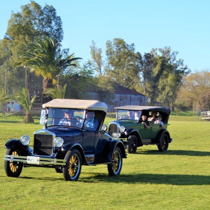 Encuentro y exposición de autos clásicos y antiguos