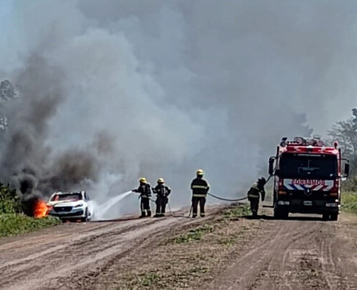 Un automóvil se incendió en un camino vecinal detrás del Parque Industrial