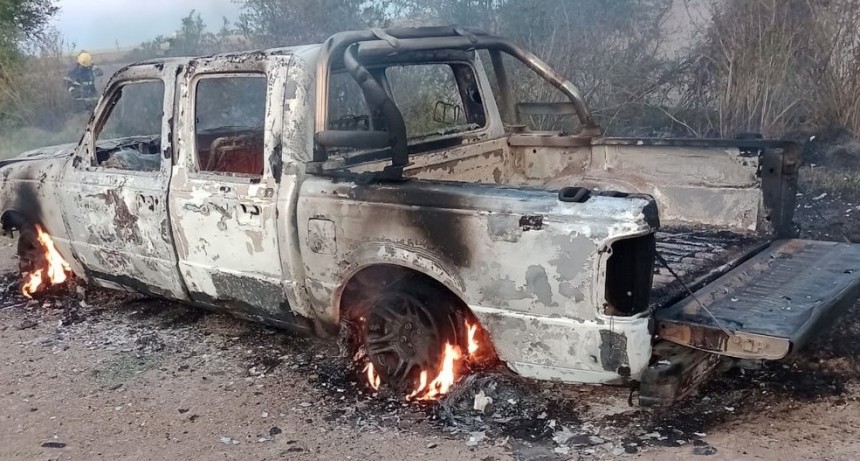 En FM Parera: Incendio destruy&oacute; por completo una camioneta en un camino rural 